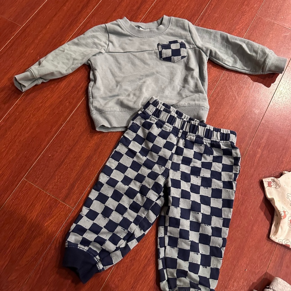 Barely worn Carters set